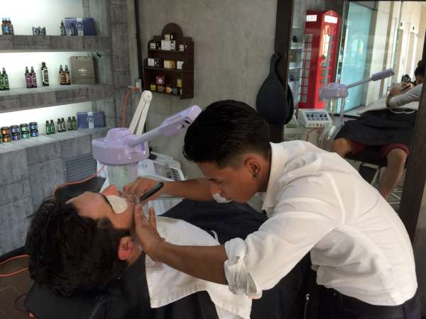 Arreglo de barba con navaja, protocolo italiano
